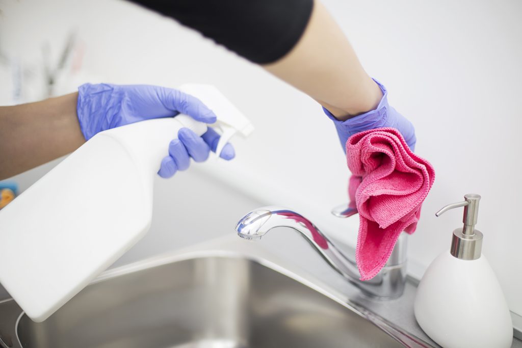 Putzfrau reinigt ein Waschbecken